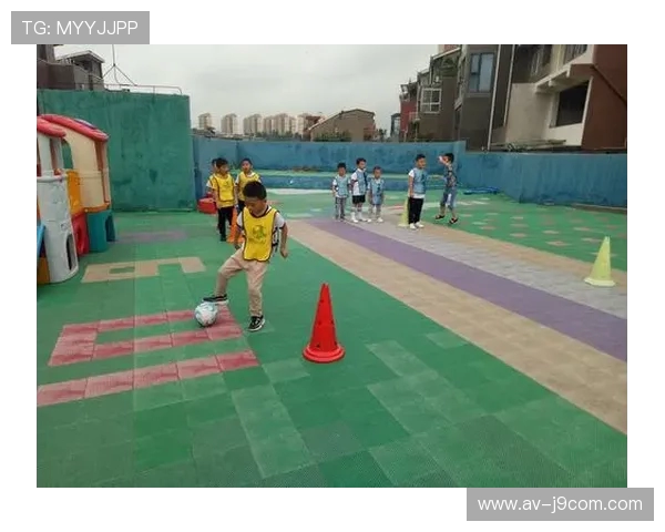 小班户外足球游戏教学设计与实践探索提升幼儿运动兴趣与团队合作能力 小班户外足球游戏教学设计与实践探索提升幼儿运动兴趣与团队合作能力